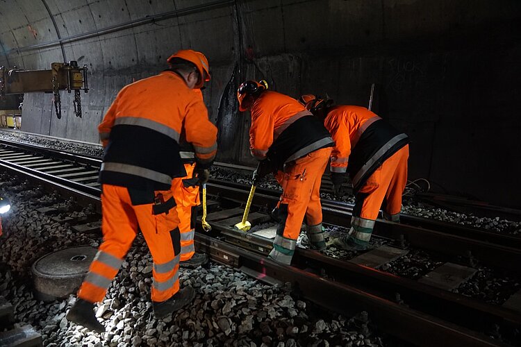 Mit dem Hammer werden die letzten Laschen entfernt, welche die Schienen am Schluss zusammengehalten haben. 