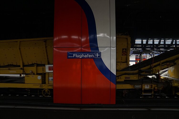 Ein ungewohnter Anblick: Der Schotterzug durchfährt den Flughafenbahnhof, wo sonst nur Personenzüge verkehren. 