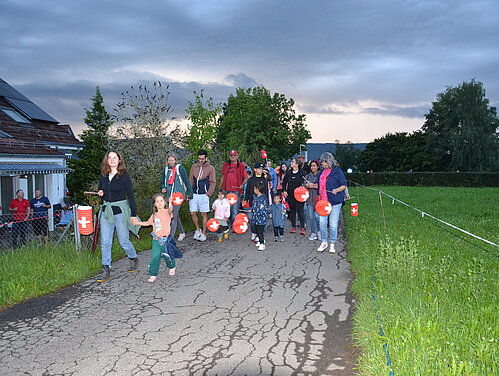 Auf dem Bild ist der Lampionumzug zu sehen.