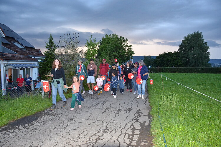 Auf dem Bild ist der Lampionumzug zu sehen.